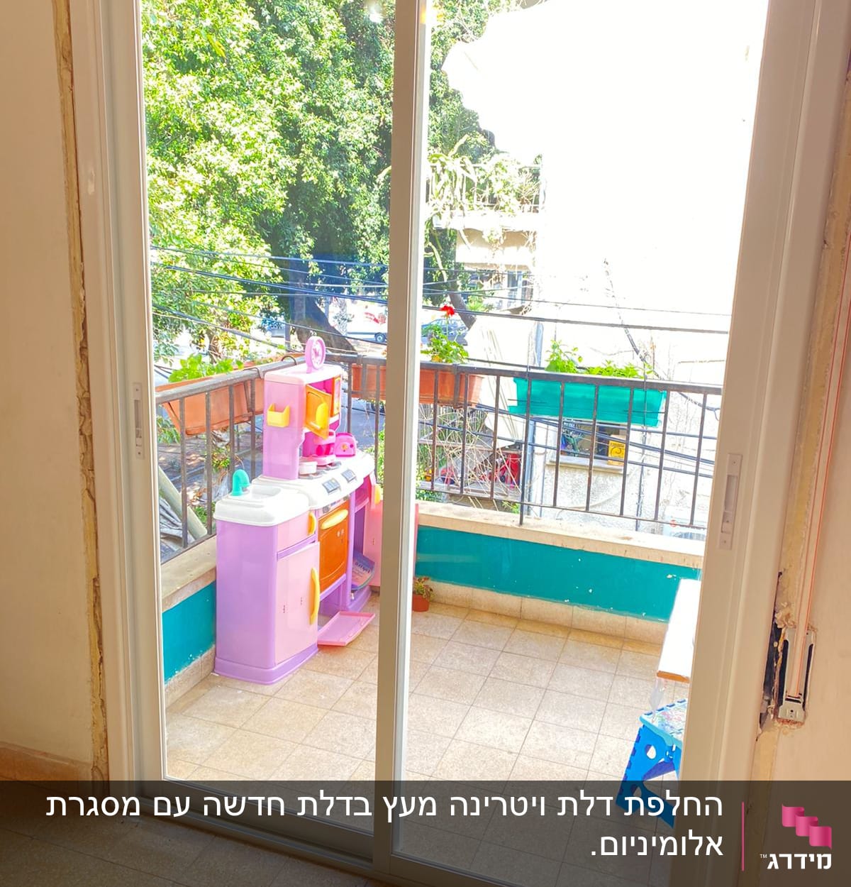 תריסים לבנים מזכוכית על דלת הזזה למרפסת